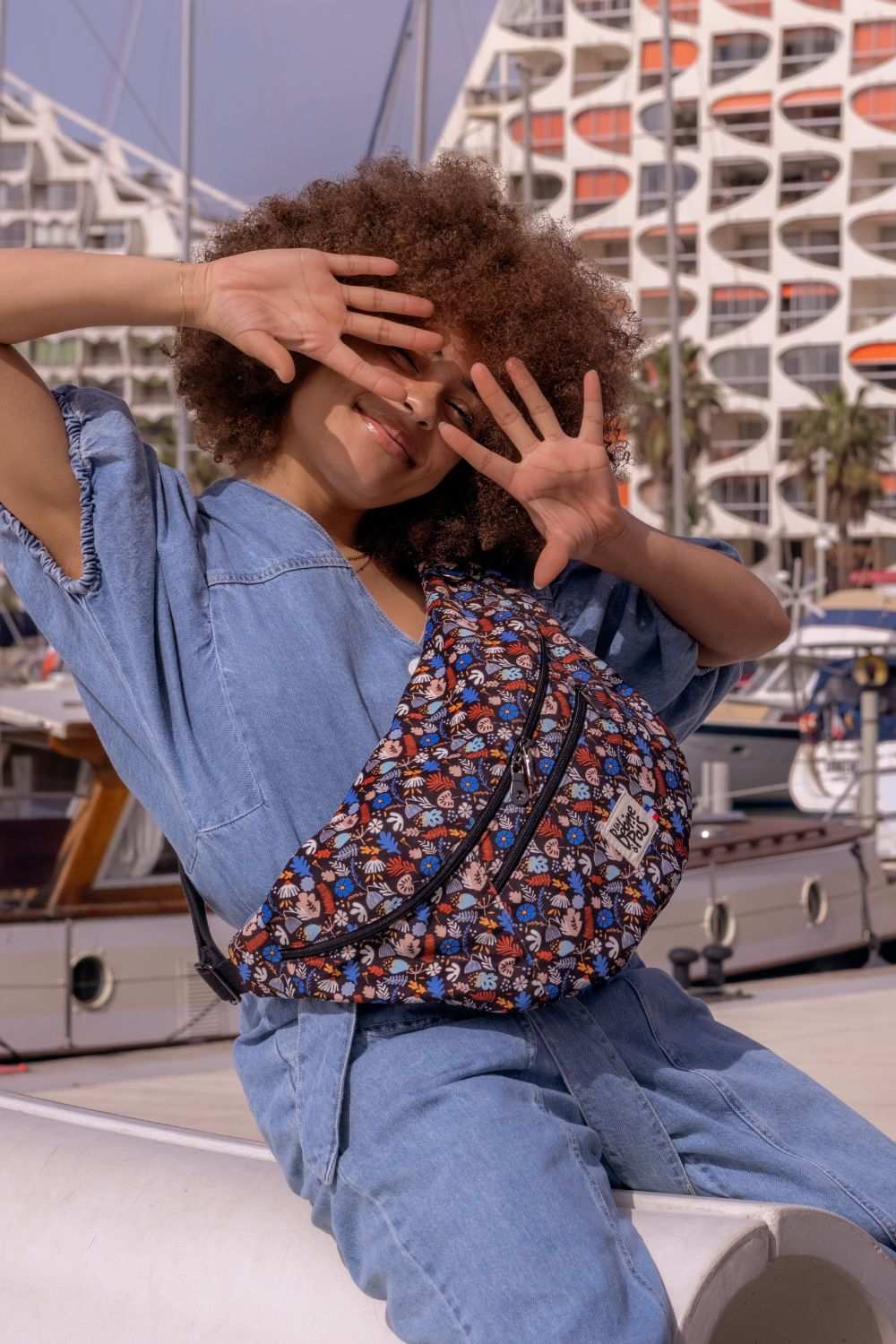 sac banane XL Big Banana COBALT en velours doux français à motif floral noir et bleu porté femme