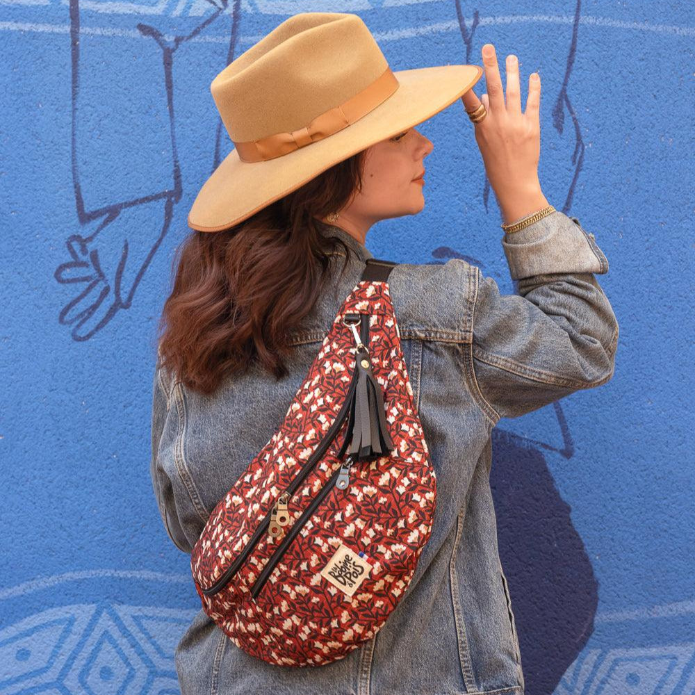 sac banane XL Big Banana ELIA en tissu recyclé déperlant à motif floral noir et terracotta porté dos