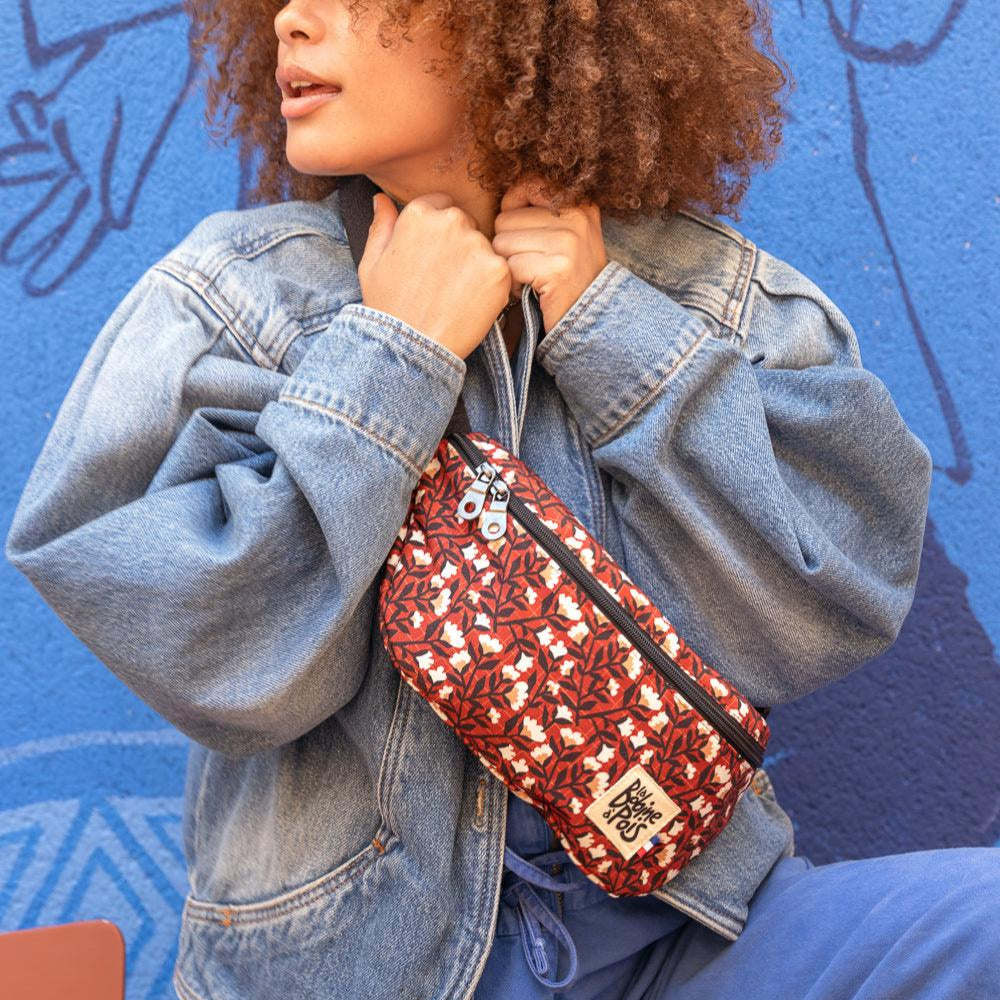 sac banane ELIA en tissu recyclé déperlant à motif floral terracota porté femme