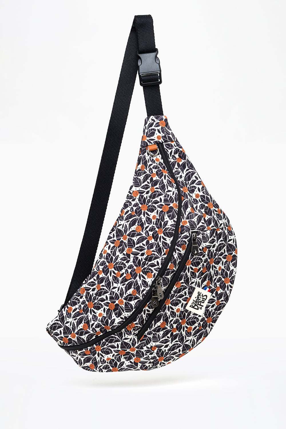 sac banane XL Big Banana AVA en tissu recyclé déperlant à motif feuillage noir et camel
