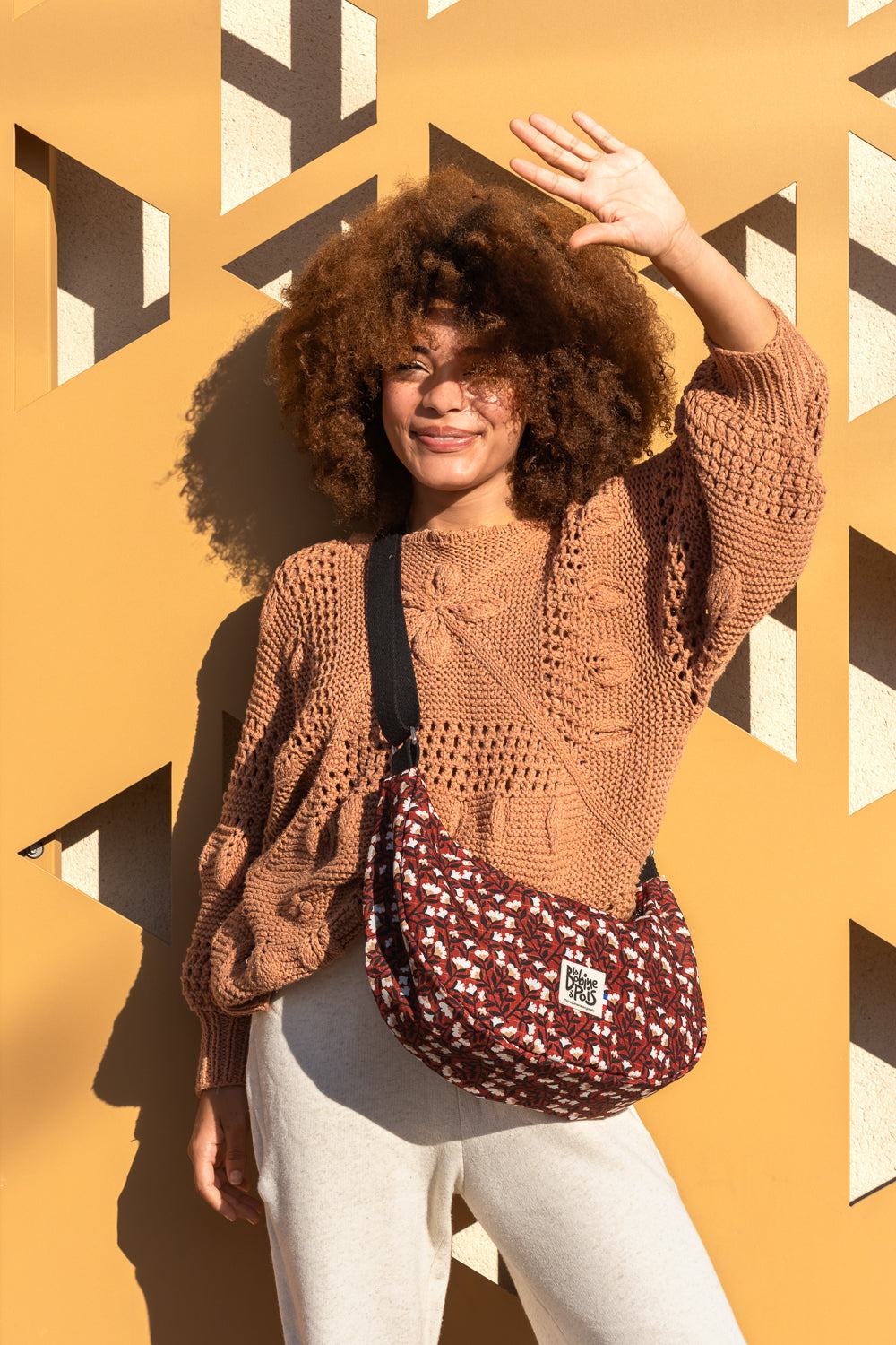 sac banane demi lune MiMoon ELIA en tissu recyclé à motif floral noir et terracota porté en bandoulière