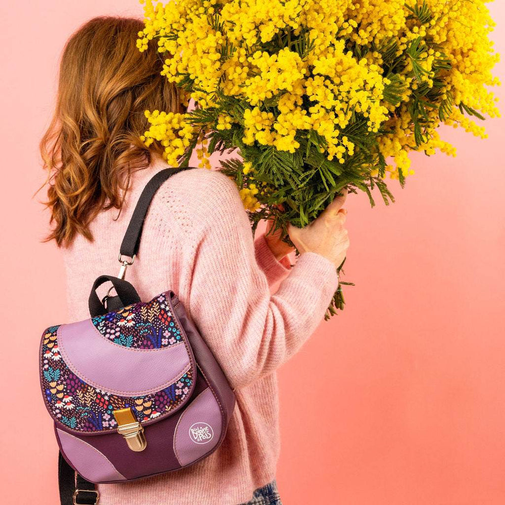 sac àdos convertible Roomi en cuir vegan Willow prune et velours français à motif floral violet porté sac à dos