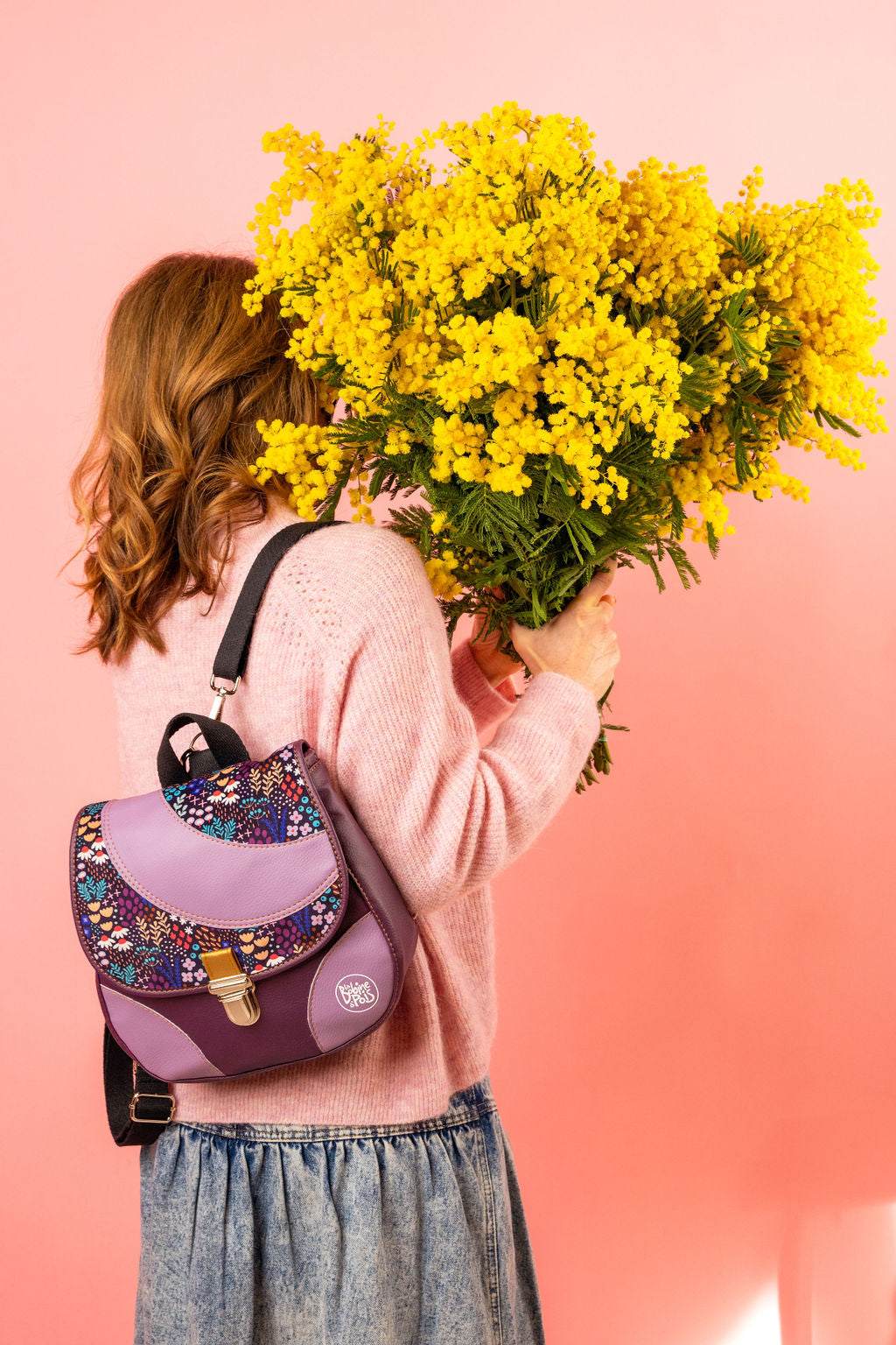 sac àdos convertible Roomi en cuir vegan Willow prune et velours français à motif floral violet porté sac à dos