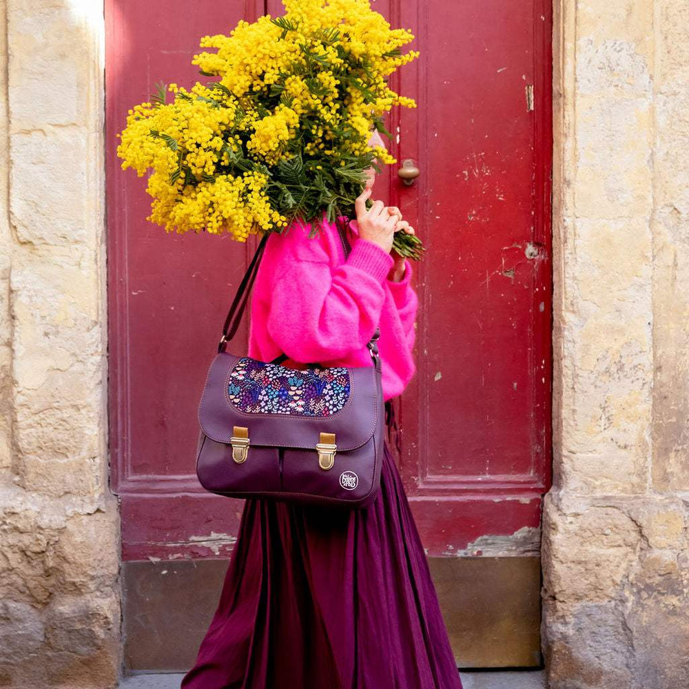 sac cartable Obby en cuir vegan Willow prune et velours français à motif floral violet porté