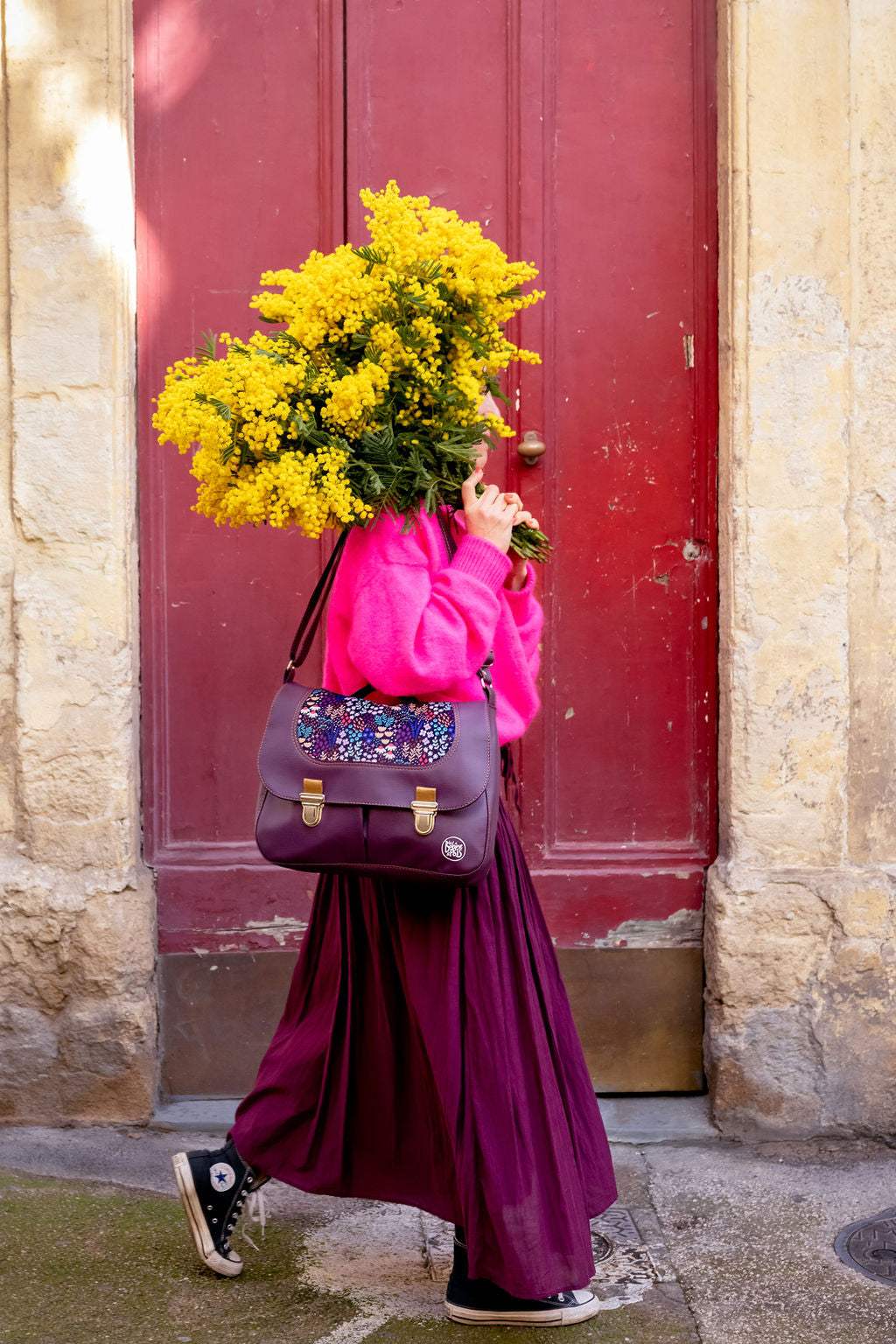 sac cartable Obby en cuir vegan Willow prune et velours français à motif floral violet porté