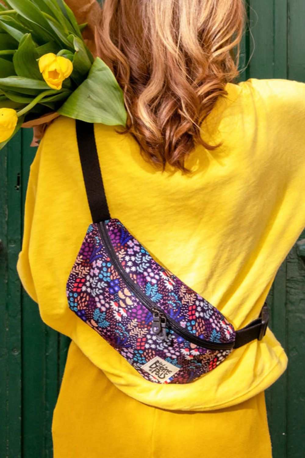 sac banane Willow en tissu velours doux français à motif floral violet porté