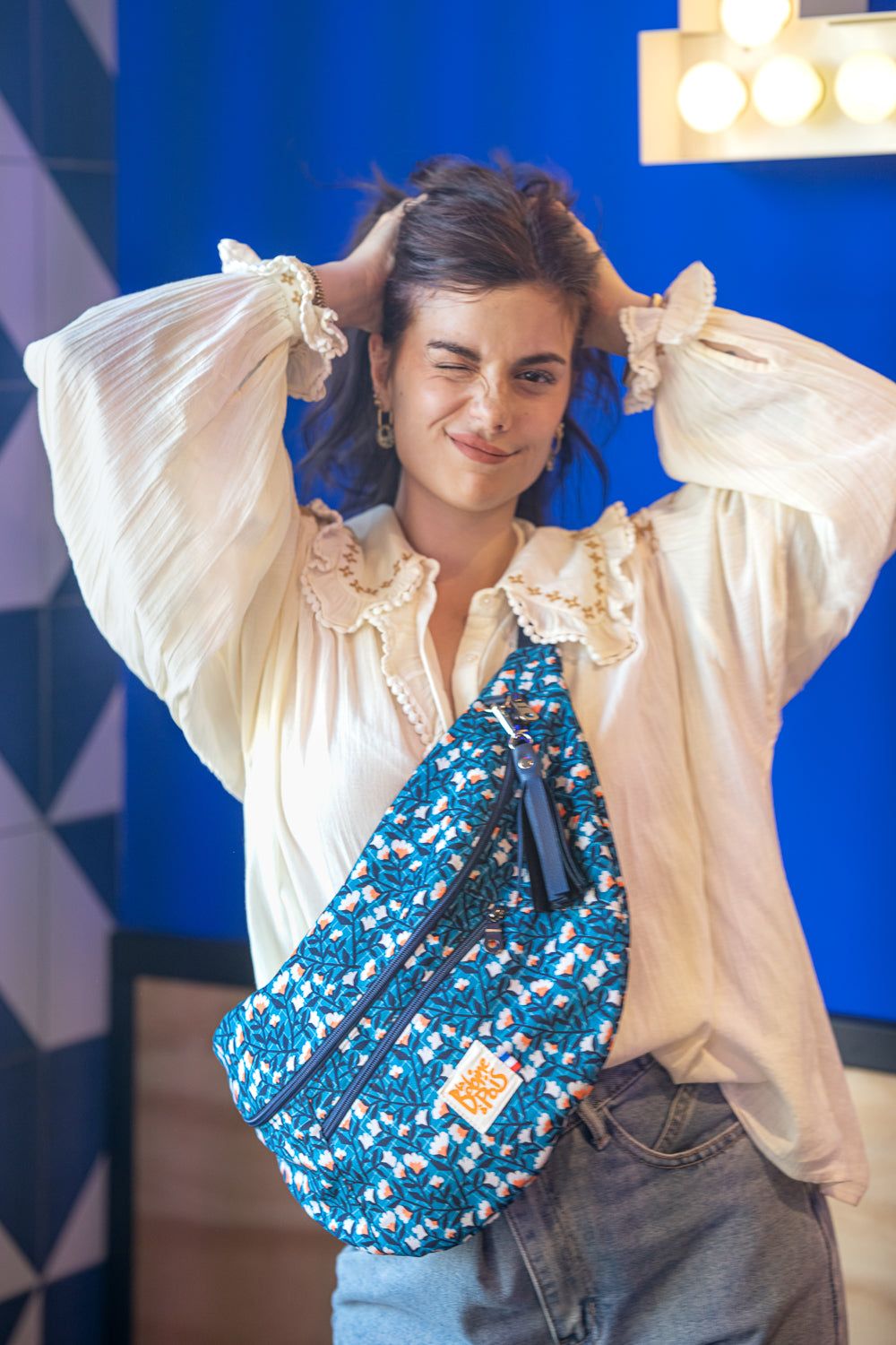sac banane XL Big Banana KIKO en velours doux français à motif floral retro bleu céruléen et orange porté avant