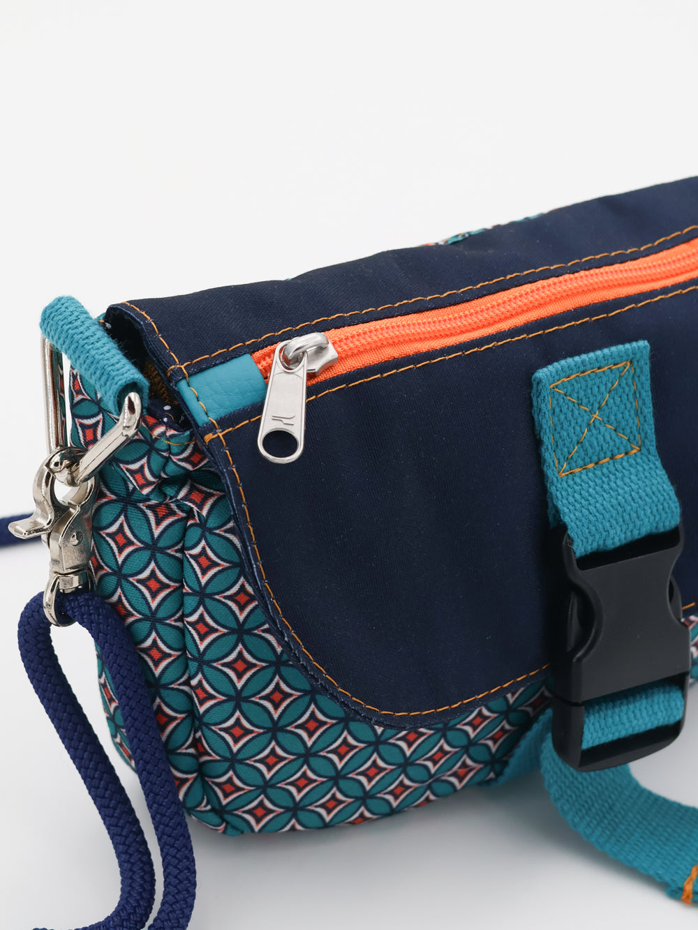 
                      
                        Petit sac bandoulière Pixie BORA
                      
                    
