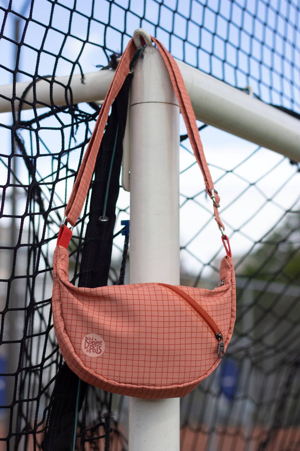 petit sac banane demi lune Mini-Moon OCTOBRE ROSE en tissu recyclé à carreaux roses